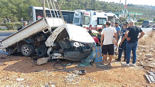 Su kanalına giren kamyonet hurdaya döndü