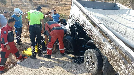 Su kanalına giren kamyonet hurdaya döndü