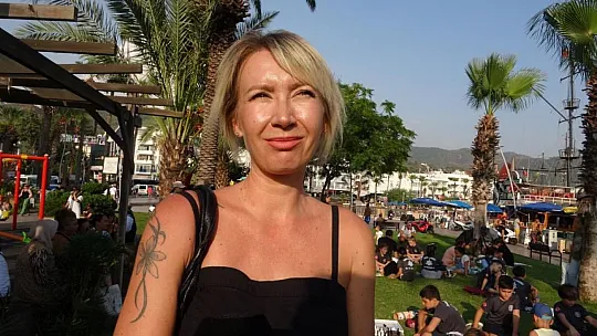 Çocuklar sokakta satranç oynadı