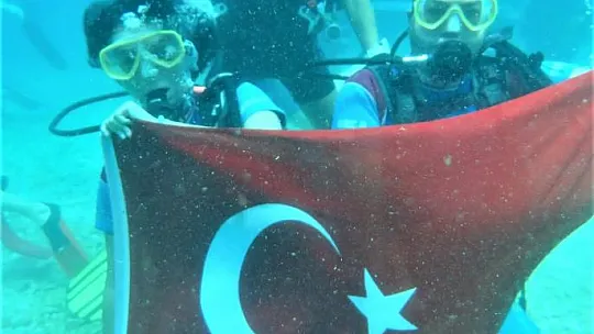Denizin 40 Metre Derinliğinde Türk Bayrağı Açtı
