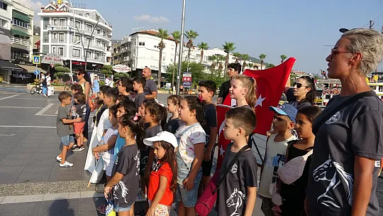 Çocuklar sokakta satranç oynadı