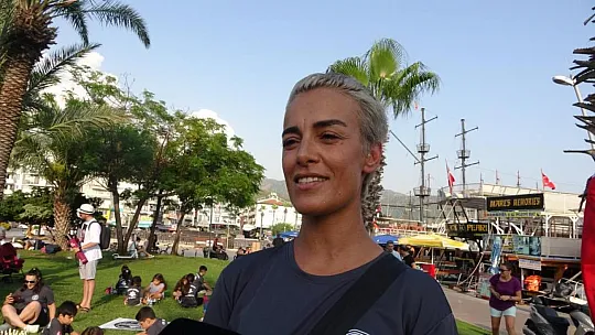 Çocuklar sokakta satranç oynadı