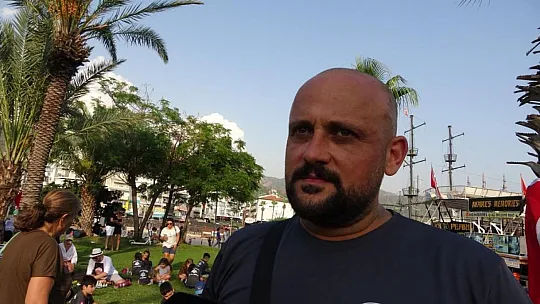 Çocuklar sokakta satranç oynadı