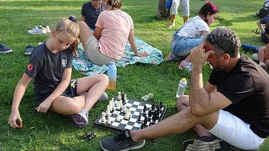 Çocuklar sokakta satranç oynadı