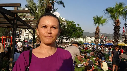 Çocuklar sokakta satranç oynadı