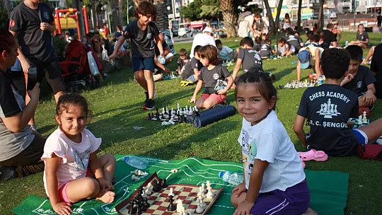 Çocuklar sokakta satranç oynadı
