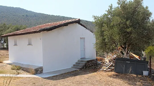 Domates ekti, okul yaptı