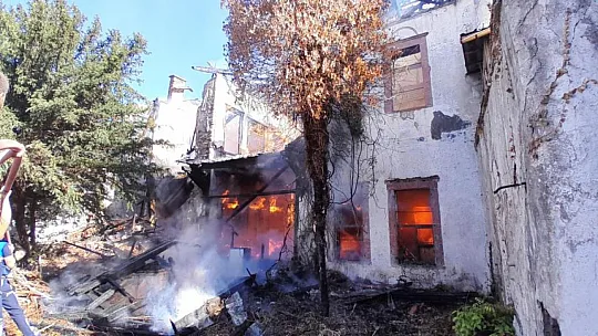 İki katlı ahşap ev alevlere teslim oldu
