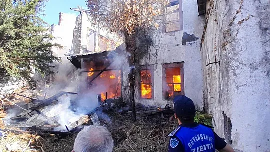 İki katlı ahşap ev alevlere teslim oldu