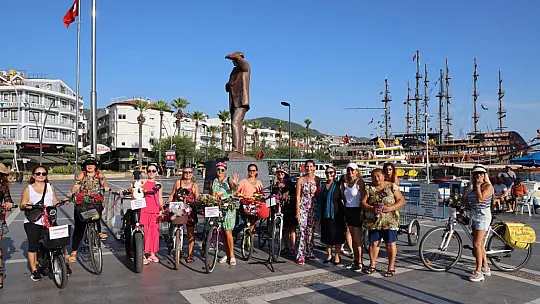 Süslü kadınlar pedal çevirdi