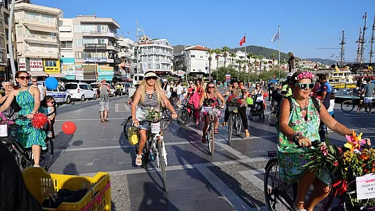 Süslü kadınlar pedal çevirdi