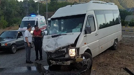 Ticari Araç İle Personel Servisi Çarpıştı: 1 Ölü 7 Yaralı
