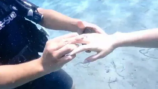 Denizin altında evlenme teklifi