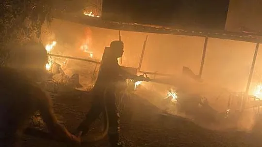 İşyeri içeride bulunan araçlarla birlikte yandı