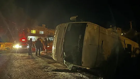 Park halindeki midibüs şarampole yuvarlandı