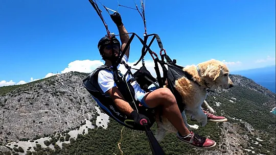 Köpeğiyle paraşüt atlayışı yaptı