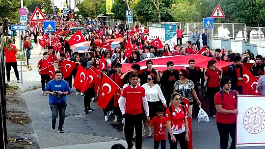 Kutlamalar kortej yürüyüşü ile başladı
