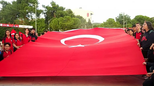 Kutlamalar kortej yürüyüşü ile başladı