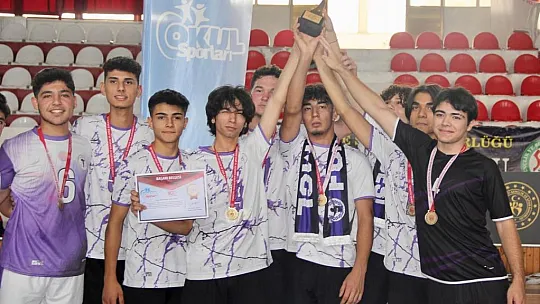 Müdür Kömürcü, öğrencilere madalya ve kupaları takdim etti