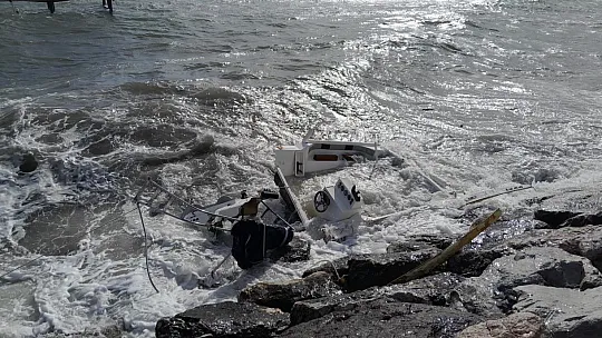 Tekneler kayalıklara vura vura parçalandı