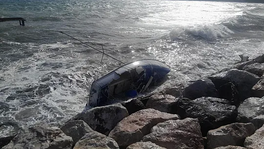 Tekneler kayalıklara vura vura parçalandı