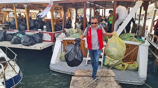 Denizden 15 ton atık çıkarıldı