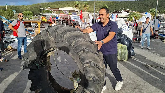 Denizden 15 ton atık çıkarıldı