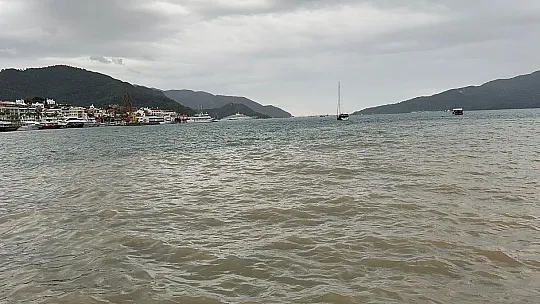 Marmaris'te sağanak yağış etkili oluyor