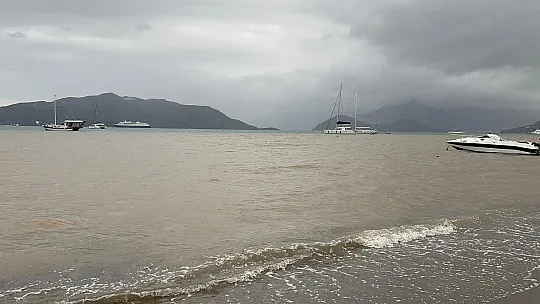 Marmaris'te sağanak yağış etkili oluyor