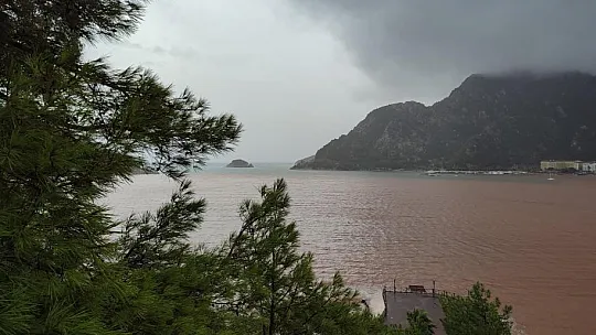 Marmaris'te sağanak yağış etkili oluyor