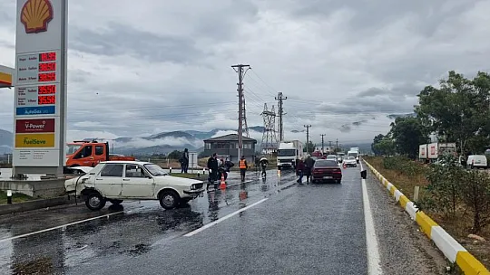 Kaza böyle geldi, araçlar yolda metrelerce kaydı