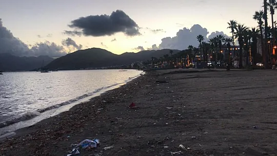Yağışın ardından sahil çöple doldu
