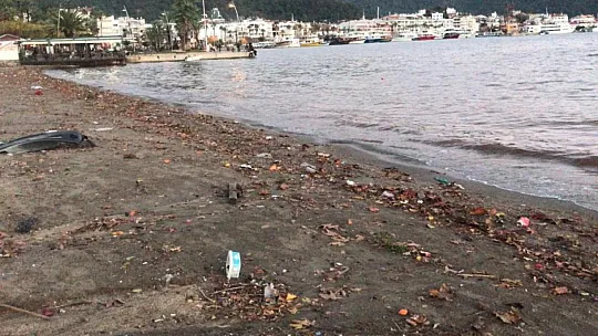 Yağışın ardından sahil çöple doldu