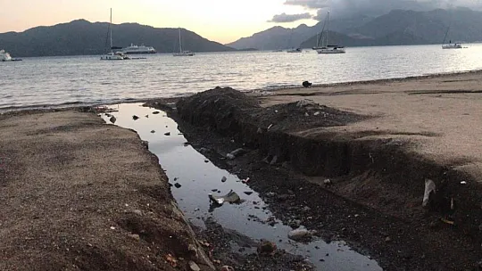 Yağışın ardından sahil çöple doldu