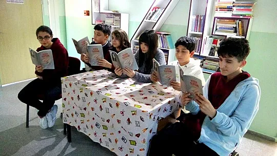 Kitabıyla öğrencilerine örnek oldu