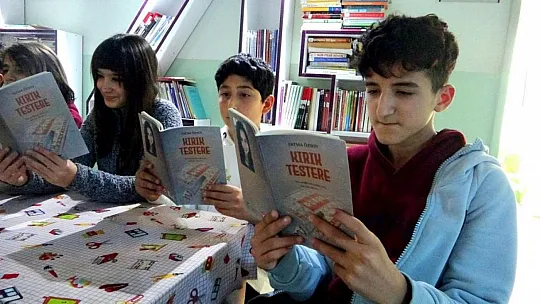 Kitabıyla öğrencilerine örnek oldu