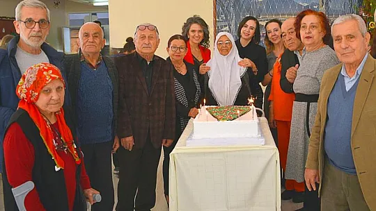 Vali Akbıyık'ın eşi huzurevi sakinleri ile bir araya geldi