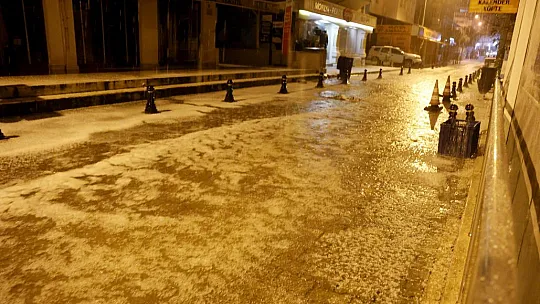 Menteşe'de Sokaklar Beyaza Büründü