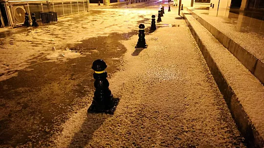 Menteşe'de Sokaklar Beyaza Büründü