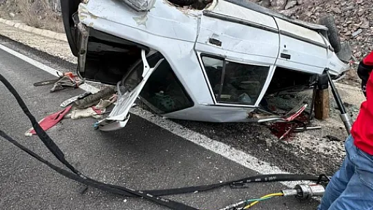 Refüje çarpan otomobil takla attı: Evli çifti kaza ayırdı