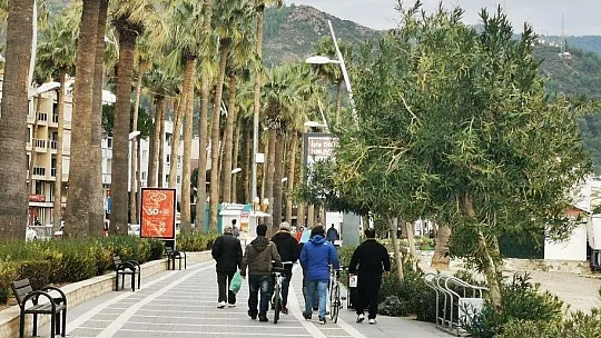 Marmarisliler 56 saatlik kısıtlama öncesi açık havada yürüyüş yaptı