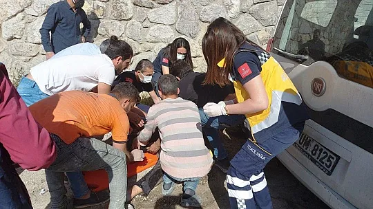 Otomobille duvarın arasına sıkıştı 