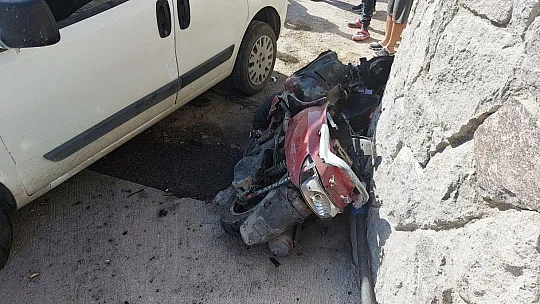 Otomobille duvarın arasına sıkıştı 