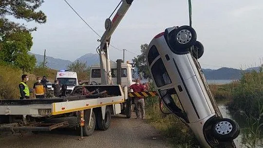 Dereye düşen otomobilin üstüne çıkarak kurtarılmayı beklediler