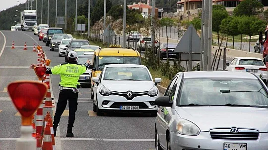 Turistik ilçelerin geçiş güzergahında kilometrelerce araç kuyruğu oluştu   