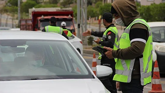 Turistik ilçelerin geçiş güzergahında kilometrelerce araç kuyruğu oluştu   