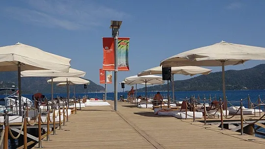 Marmaris'te yerli ve yabancı turistlerin deniz keyfi