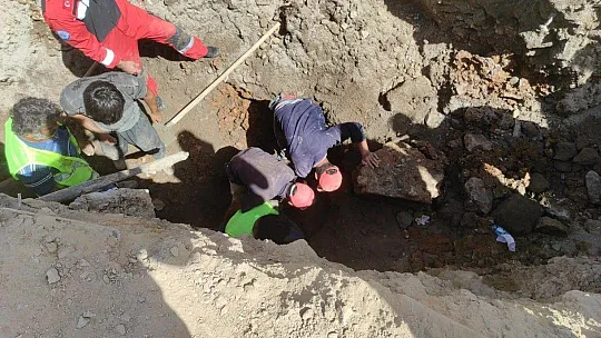 Yarıya kadar toprağa gömüldü son anda ölmeden kurtuldu