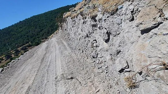 Tarihi kalıntılara aldırış etmeden yol açtılar