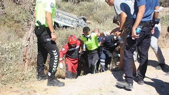 Dereye devrilen otomobildeki kadın yaşamını yitirdi